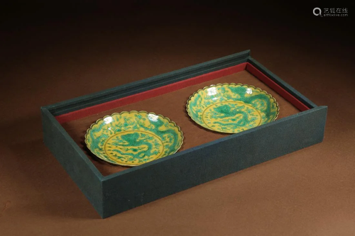 PAIR OF CHINESE SANCAI DRAGON PLATES