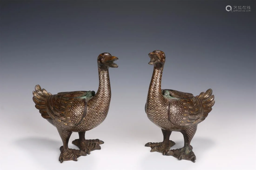 A PAIR OF SILVER AND GOLD INLAID BRONZE DUCKS