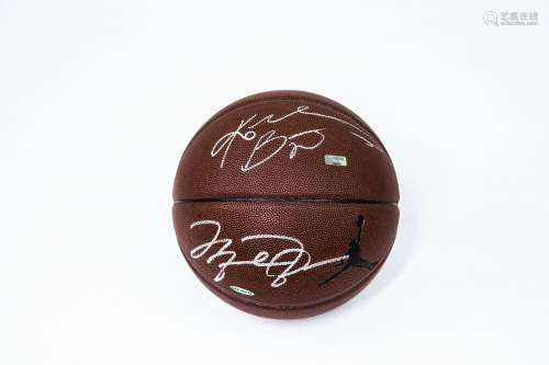 “黑曼巴”科比 布莱恩（Kobe Bean Bryant）与“飞人”迈克尔 乔丹（Michael Jordan）亲笔签名篮球