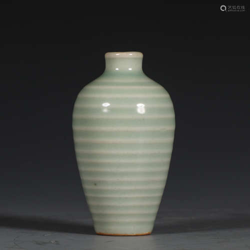 CHINESE CELADON GLAZED PORCELAIN VASE