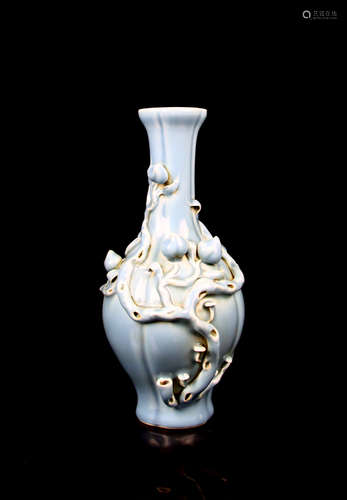 CHINESE PALE CELADON GLAZE PORCELAIN VASE