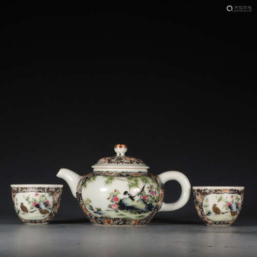 CHINESE FAMILLE ROSE PORCELAIN TEA CUPS AND POT SE