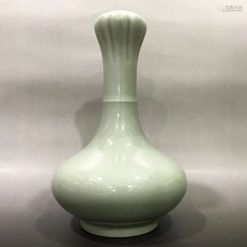 CHINESE CELADON GLAZED GARLIC HEAD PORCELAIN VASE