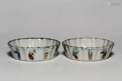 CHINESE DOUCAI PORCELAIN PLATE, PAIR