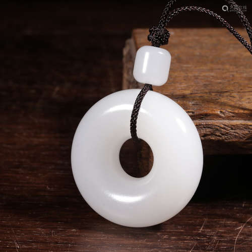 CHINESE WHITE JADE PENDANT