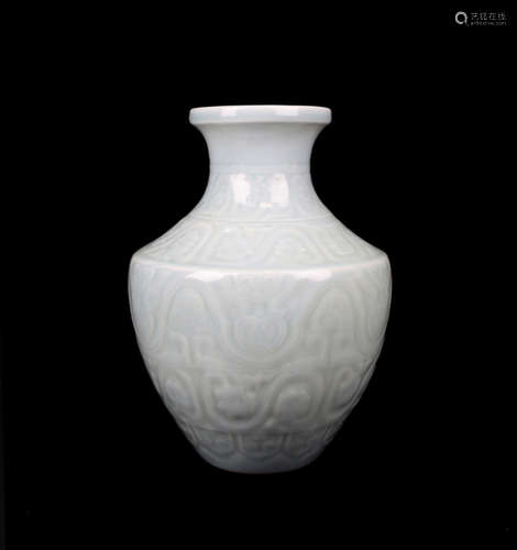 CHINESE PALE CELADON GLAZED PORCELAIN VASE