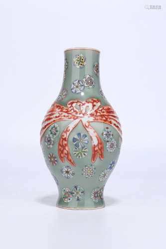 Qing Dynasty famille rose porcelain Bottle