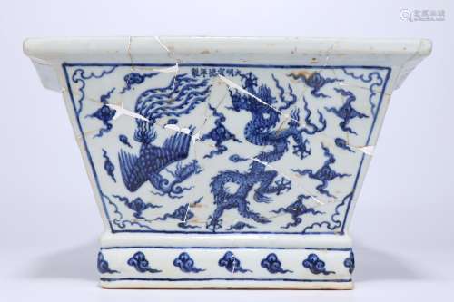 Ming Dynasty blue and white square vessel with dragon and phoenix pattern