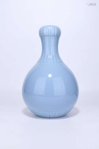 Qing Dynasty blue glazed porcelain bottle