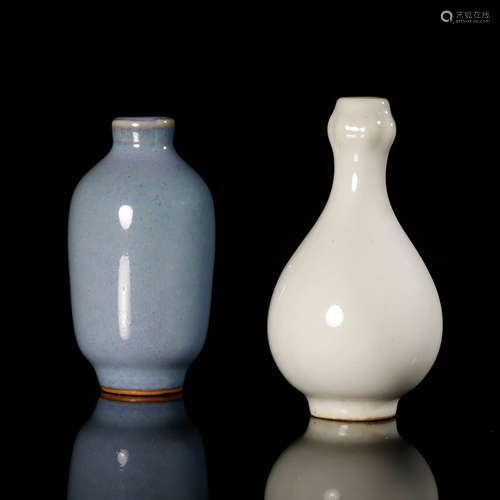 CHINESE MONOCHROME PORCELAIN SNUFF BOTTLE