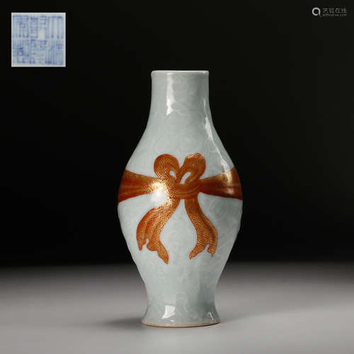 CHINESE FAMILLE ROSE PORCELAIN VASE