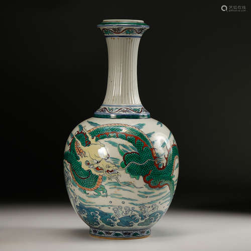 CHINESE FAMILLE VERTEX DRAGON PORCELAIN VASE