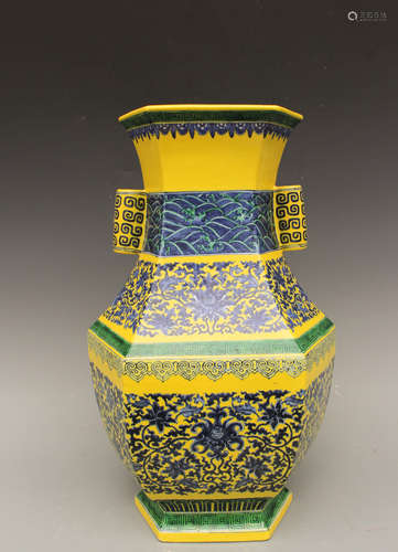 CHINESE BLUE WHITE YELLOW GROUND PORCELAIN VASE, M