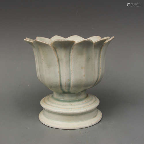 CHINESE PALE CELADON GLAZED PORCELAIN LOTUS CUP