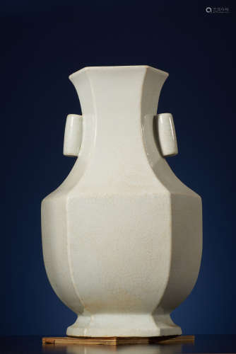 A Guan-Ware-Liked Vase. 
QianLong Period, Qing Dynasty.