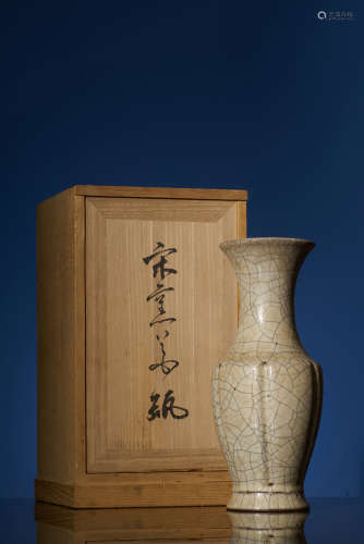 An Rare 'Ge' Kiln Vase. Song Dynasty.