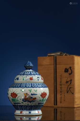 A Highly Important & Rare WUCAI ‘Mandarin Ducks’ Jar and Cover. 
XuanDe Period, Ming Dynasty.