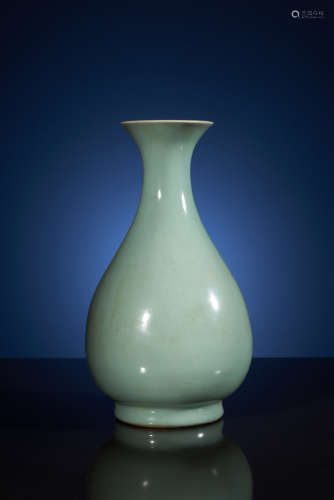 A Fine & Rare 'LongQuan' Pear-Shaped Vase, YUHUCHUNPING.
Yuan Dynasty.