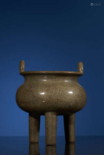 A 'Ge' Kiln Twin-Handled Tripot Censer. Song Dynasty.