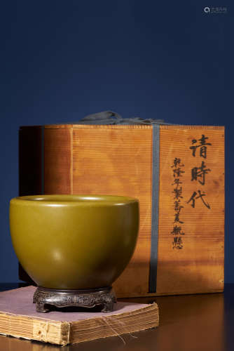 A Teadust-Glazed Pot. 
QianLong Period, Qing Dynasty.