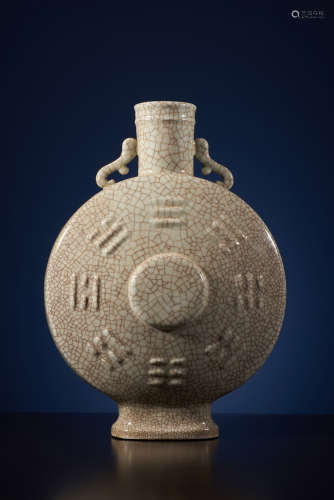 A Ge Glazed Ovoid Flask.
QianLong Period, Qing Dynasty.