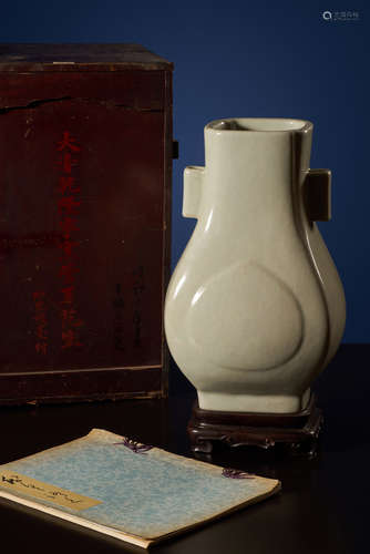 A Guan-Ware-Liked Vase. 
QianLong Period, Qing Dynasty.