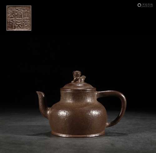 YIXING ZISHA BULBOUS TEAPOT WITH LION FINIAL