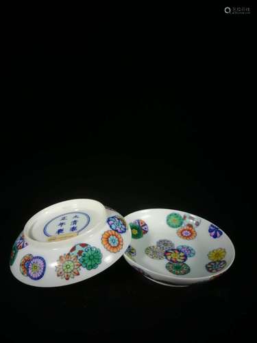 PAIR OF DOUCAI 'FLOWERS' DISHES