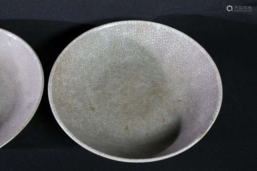 PAIR OF GE WARE STYLE DISHES