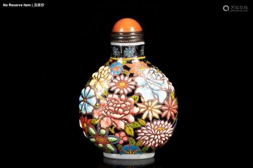 A CARVED 'FLOWER' SNUFF BOTTLE