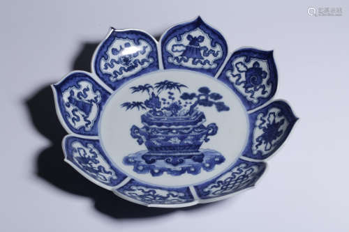 BLUE AND WHITE 'EIGHT TREASURES' FLORIFORM DISH