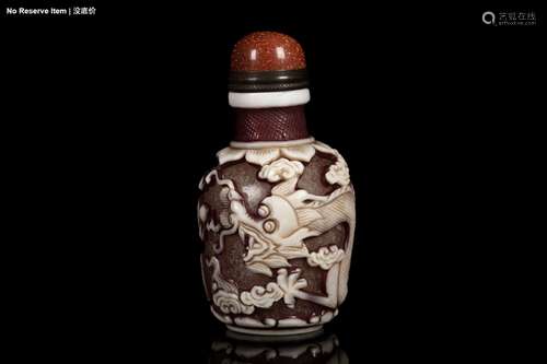 AN WHITE OVERLAY 'DRAGON' SNUFF BOTTLE