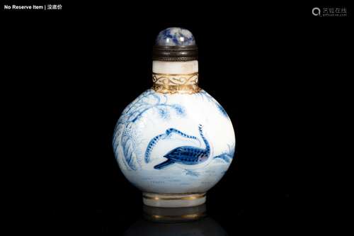 A BLUE AND WHITE 'GOOSE' SNUFF BOTTLE