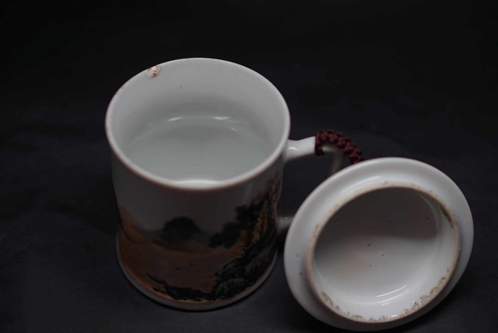 0 cm)拍品描述汪小亭粉彩山水茶杯 连盖