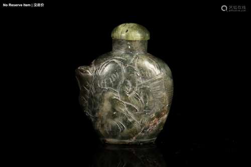 A GREEN JADE SNUFF BOTTLE