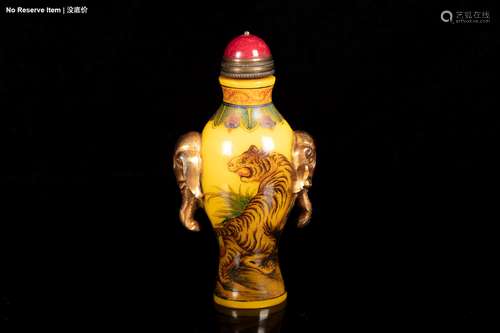 A YELLOW GROUND 'ELEPHANT' SNUFF BOTTLE