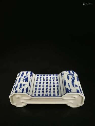 BLUE AND WHITE 'HUNDRED FU' BRUSH REST