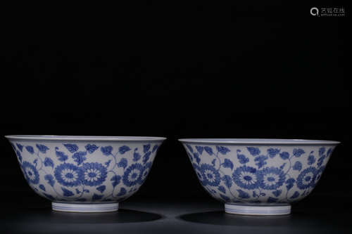 PAIR OF BLUE AND WHITE 'FLOWERS' BOWLS