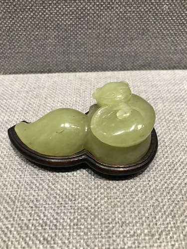 YELLOW JADE CARVED 'CAT' BRUSH REST