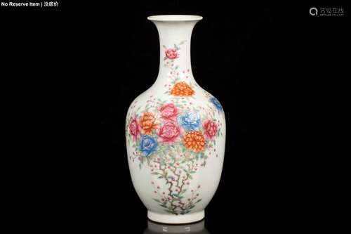 FAMILLE ROSE 'FLOWERS AND VINES' VASE