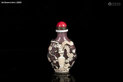 A CARVED 'FLOWER' SNUFF BOTTLE