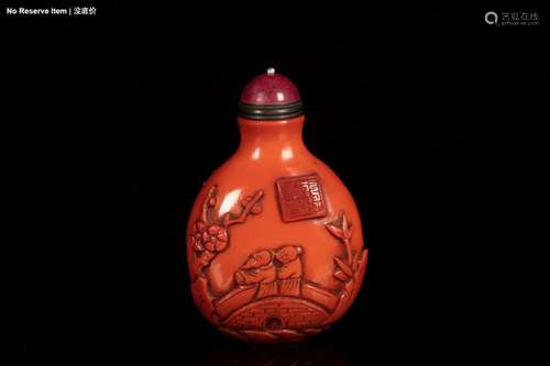 A CARVED 'FIGURAL' SNUFF BOTTLE