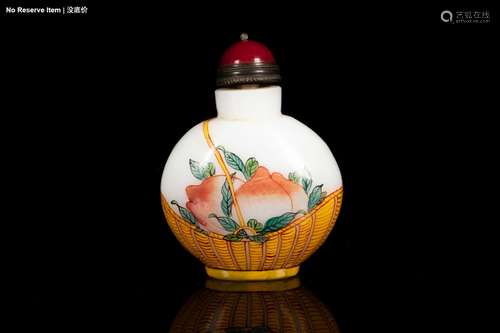 AN ENAMELED WHITE GLASS 'PEACH' SNUFF BOTTLE