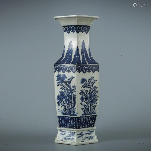 Qing Dynasty blue and white hexagonal vase with fl…