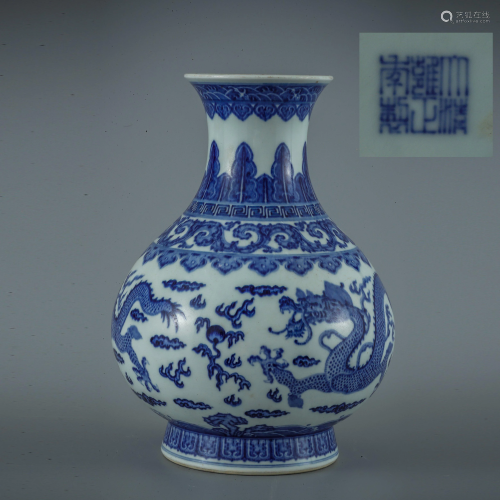 A blue and white dragon pattern jade pot sprin…