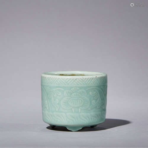 清十九世纪 豆青釉模印花卉纹炉