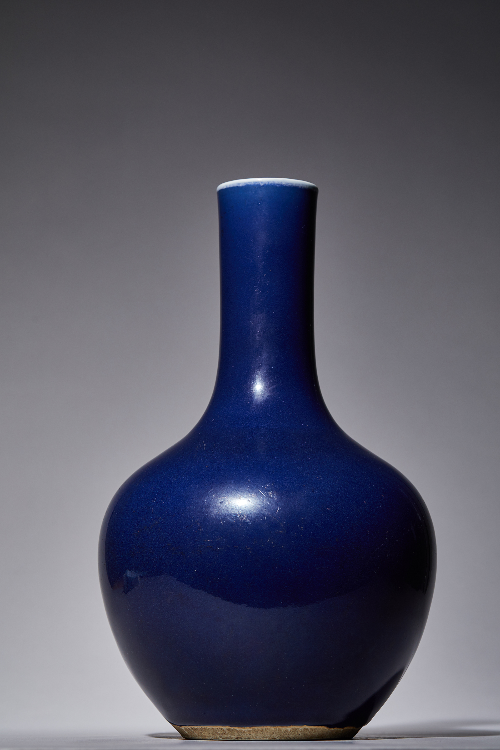 清十八世纪霁蓝釉天球瓶