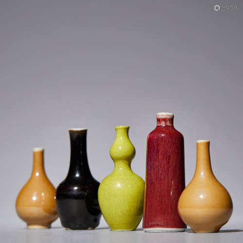 十八世纪 单色釉小瓶一组