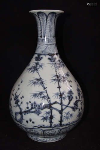 A Chinese Blue and White Floral Porcelain Flask