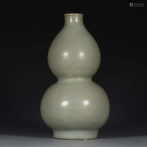 A Chinese Royal Kiln Porcelain Gourd-shaped Vase